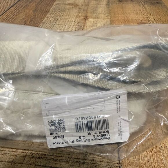 Lululemon Everywhere Belt Bag
Plush Fleece bone/silver NWT - Picture 7 of 8